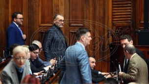 Teško Vučiću ko ga brani